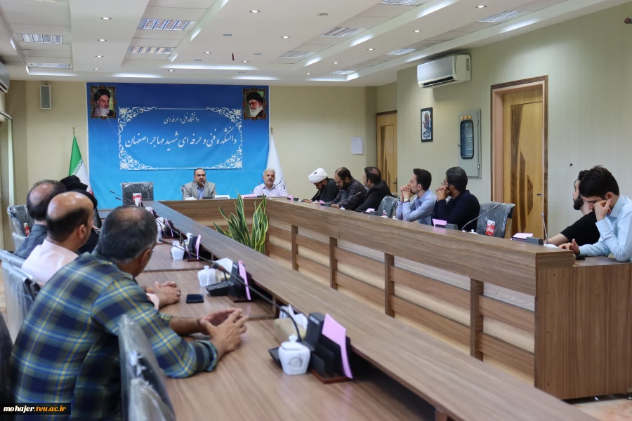 نشست هم اندیشی اساتید و نخبگان دانشگاهی با موضوع انتخابات و مسائل روز 8